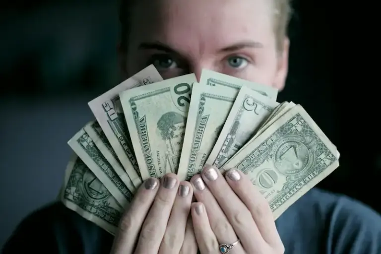 mujer mostrando dinero y administrando bien su dinero