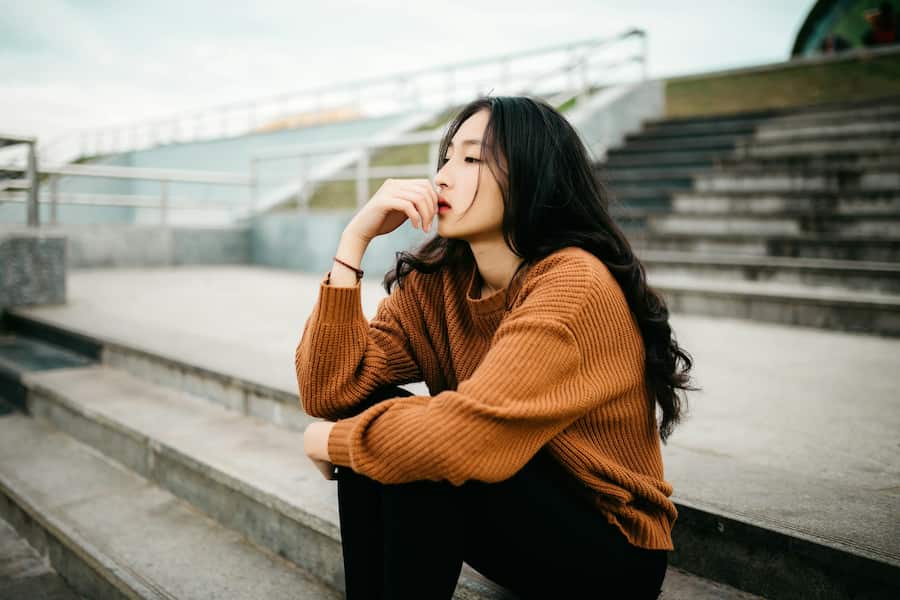 La verdad sobre tu deuda: por qué no es tu culpa (y cómo tomar el control ahora Mujer que piensa en deudas financieras