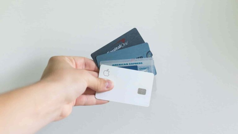 tarjetas de credito en mano