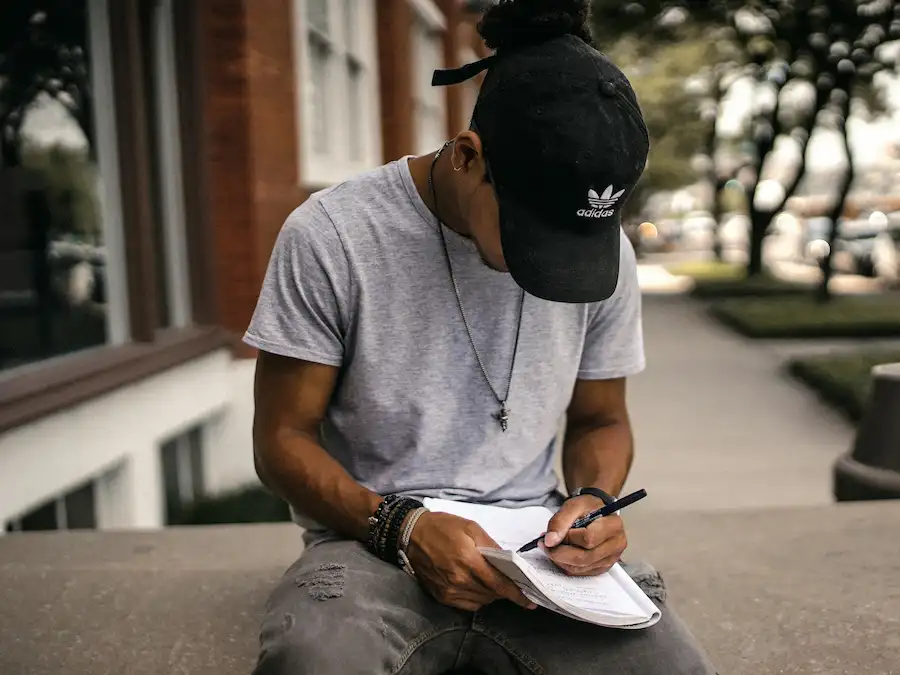 hacer un presupuesto inverso, joven escribe