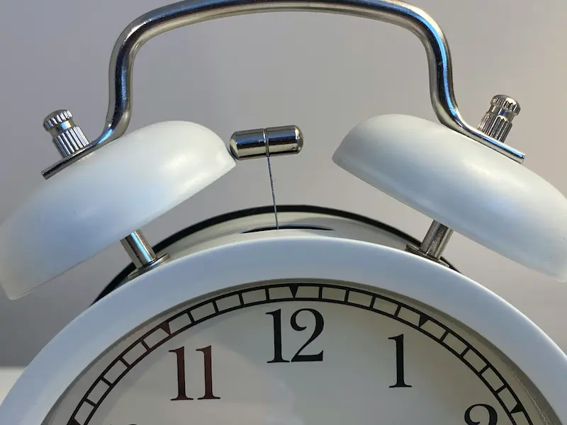 La regla 5-10-20: pequeños hábitos para grandes cambios un reloj blanco, para aplicar el ttiempo de los habitos