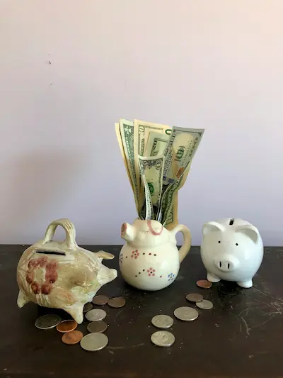 Tarjetas de crédito: cómo usarlas sin caer en deudas dinero en alcancia, dolares y monedas