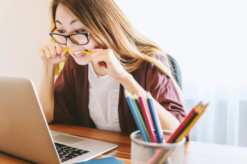 Finanzas personales sin estrés: cómo organizarlas paso a paso mujer estresada frente a la computadora, y trabajando en sus finanzas personales