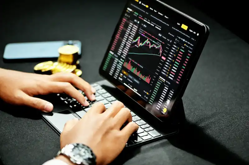 inversiones en pantalla de ipad con teclado, boslsa de valores grafico