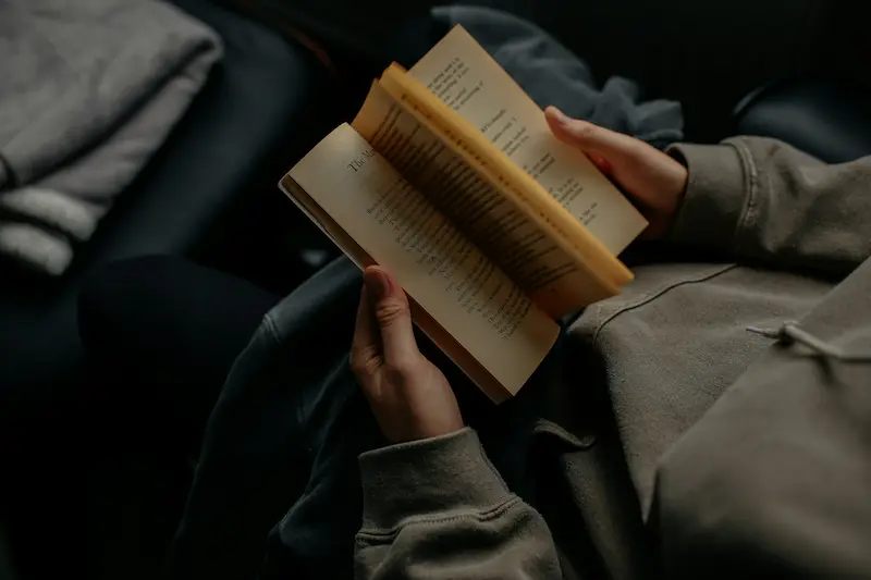 5 libros no financieros para administrar mejor tu dinero libros, lectura hombre leyendo un libro viejo y abierto.