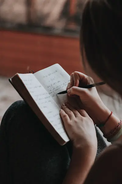 La regla 5-10-20: pequeños hábitos para grandes cambios mujer escribe un diario, un habito diario, aplica la regla 5 10 20