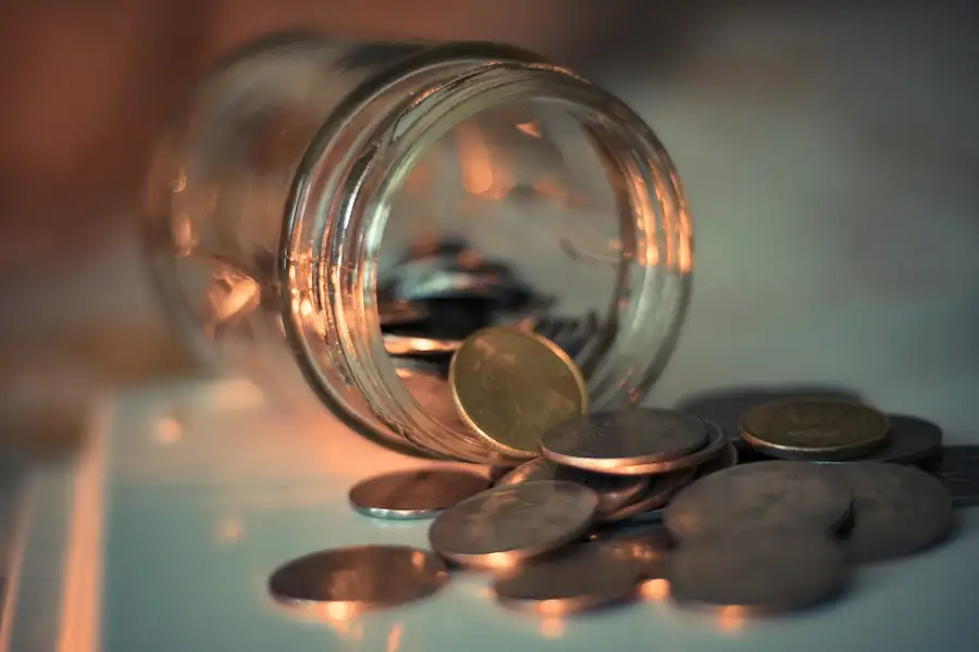 Por qué la regla de ahorrar el 10 % es una trampa (y cómo te afecta) ahorrar el 10% del dinero y monedas salen de alcancia
