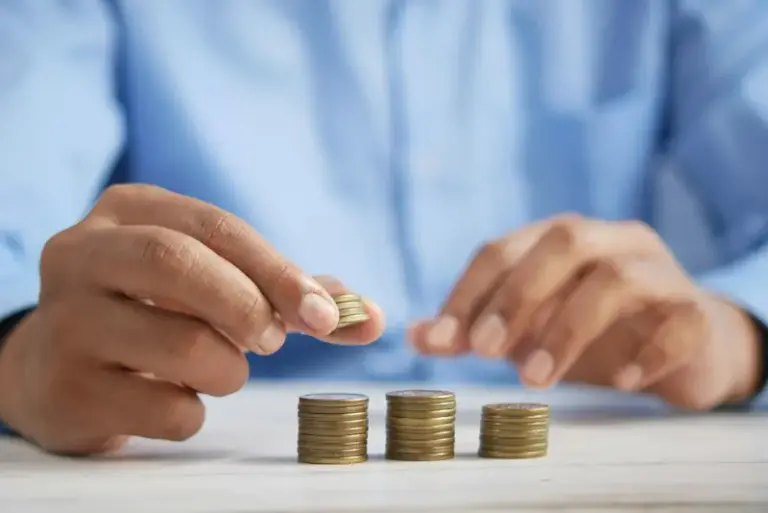 hombre contando monedas y ahorro