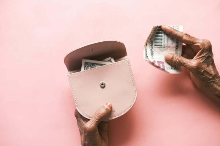 dinero guardado en cartera finanzas personales