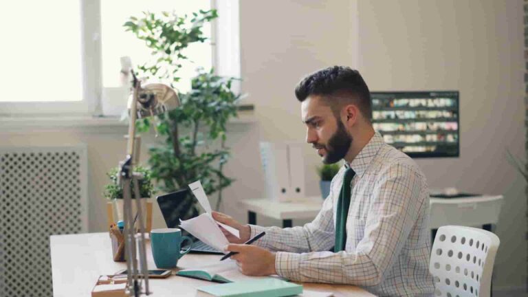 hombre pensando frente a escritorio